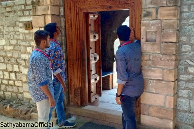 Design club has organized a study visit to “Dakshina Chitra” for the students of School of Buidling and Enviornment . Students were educated about the different architecture models in this educational tour on 7th March, 2019.